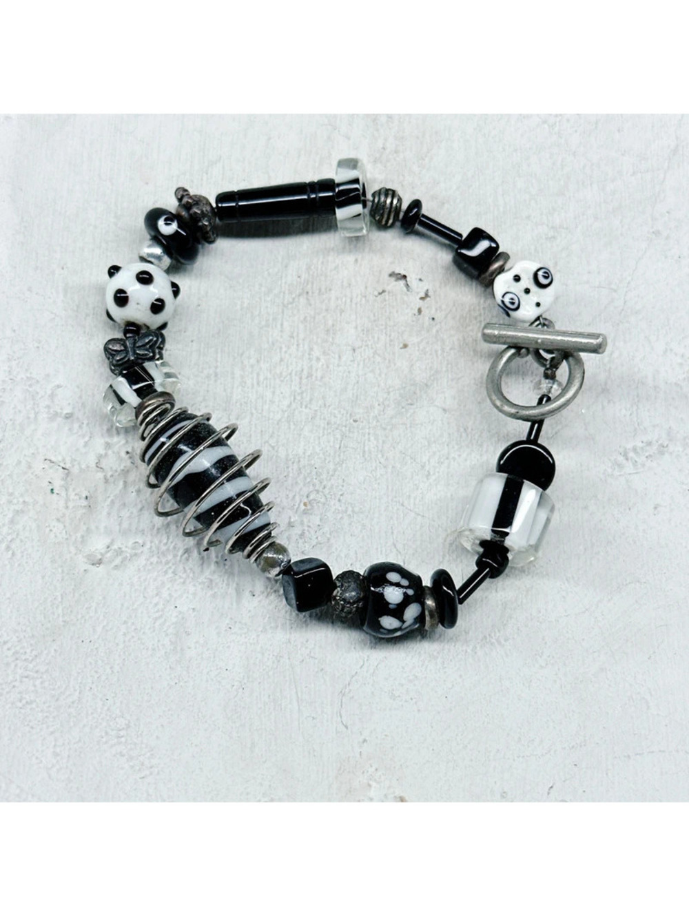 5046mc. Black and White Art Glass Bracelet